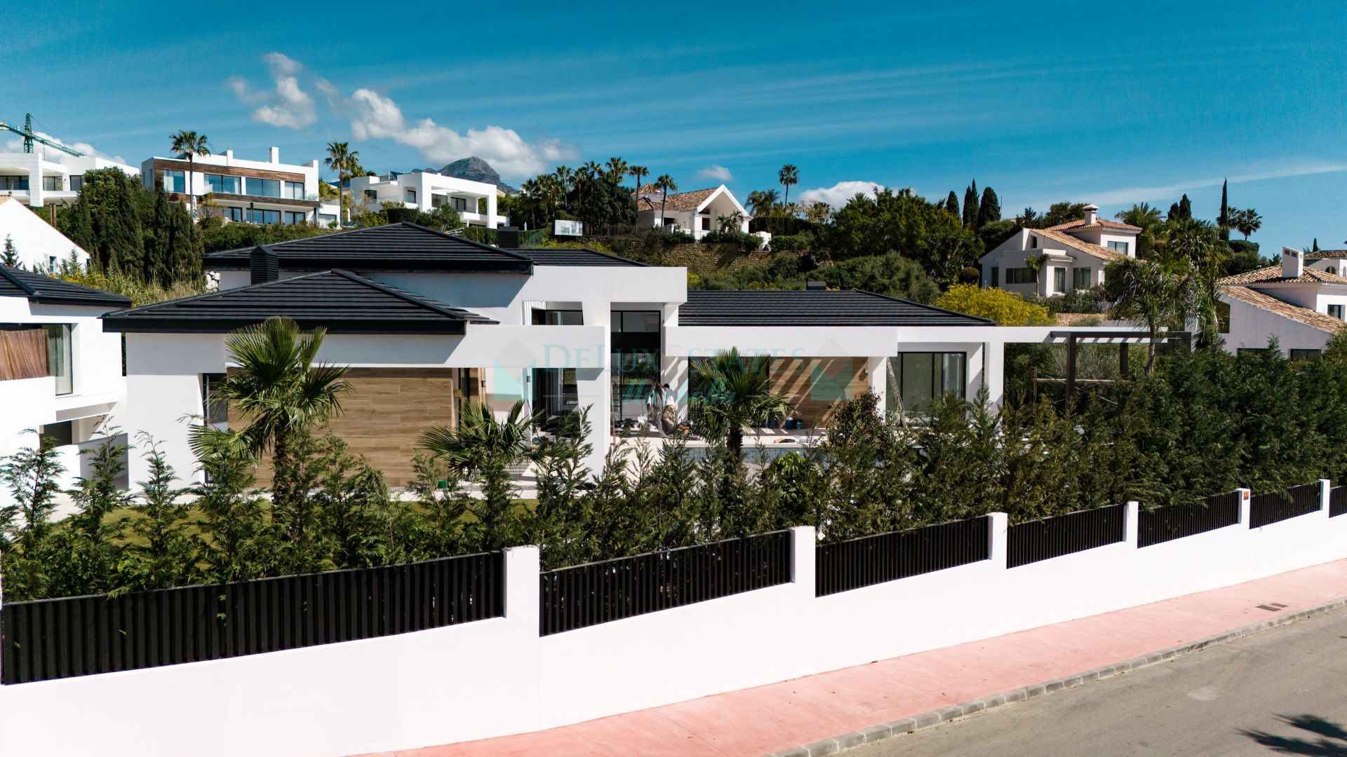 Villa for sale in Nueva Andalucia