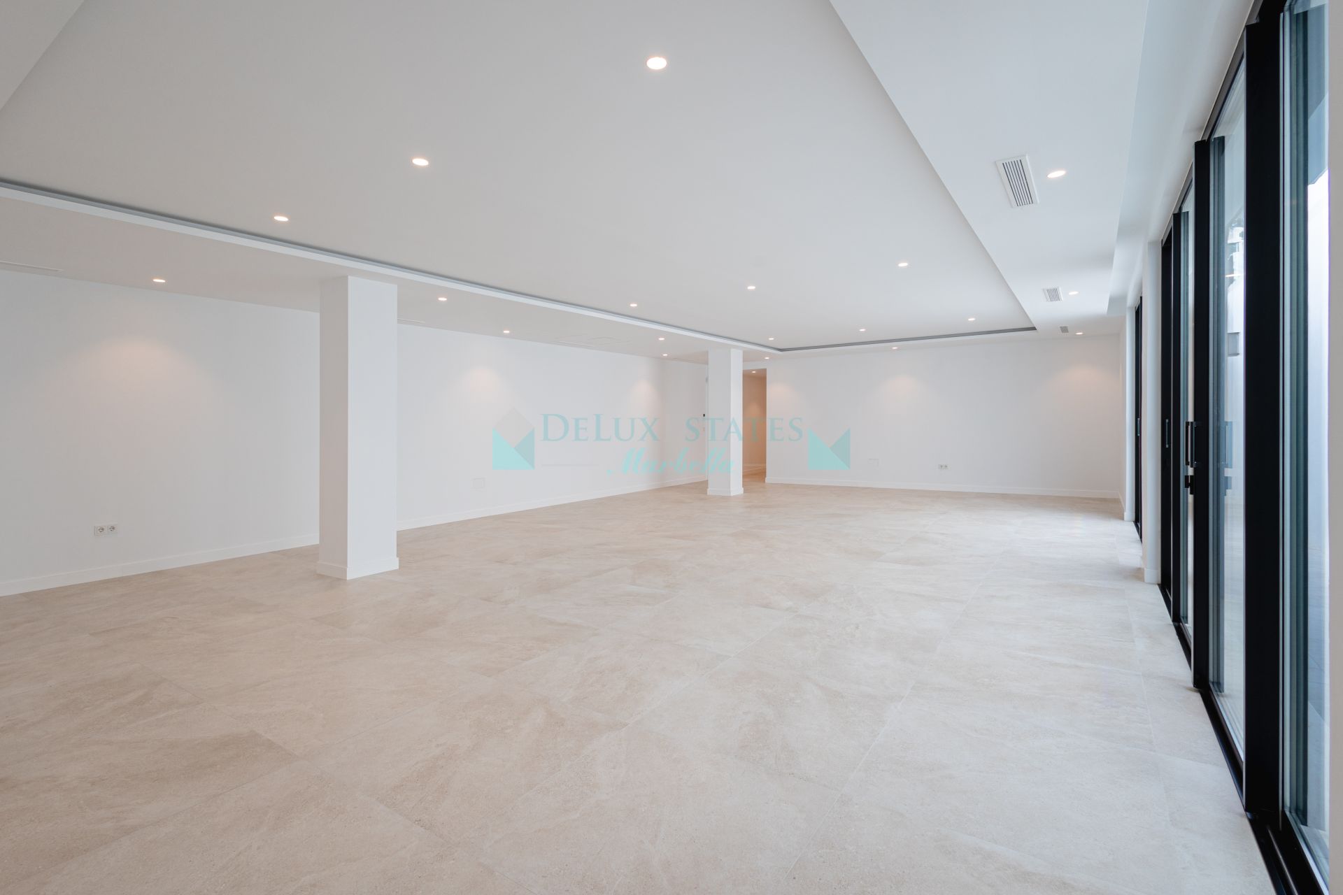 Villa for sale in Nueva Andalucia