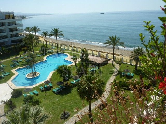 Direkt am Strand liegende Wohnung in Playa Esmeralda, zwischen Marbella und Puerto Banus