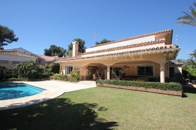 Los Monteros Playa, Marbella Oost, ruimte villa nabij strand te koop