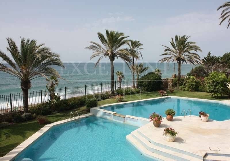 Golden Mile, Marbella, direkt am Strand liegende Beach Villa mit Panorama Meerblick