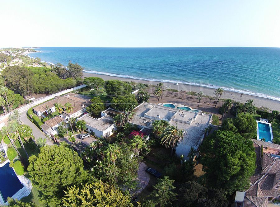Estepona, direct aan het strand gelegen, luxueuze villa te koop