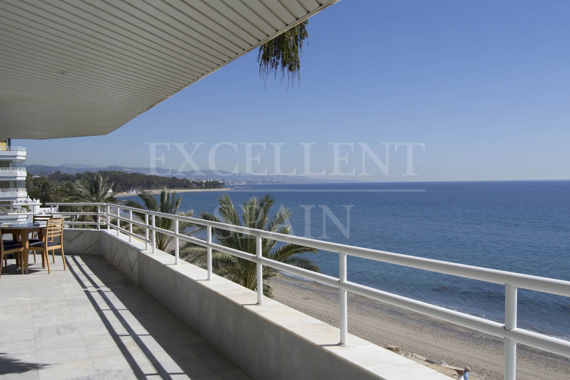 Direkt am Strand liegende Wohnung in Playa Esmeralda, zwischen Marbella und Puerto Banus
