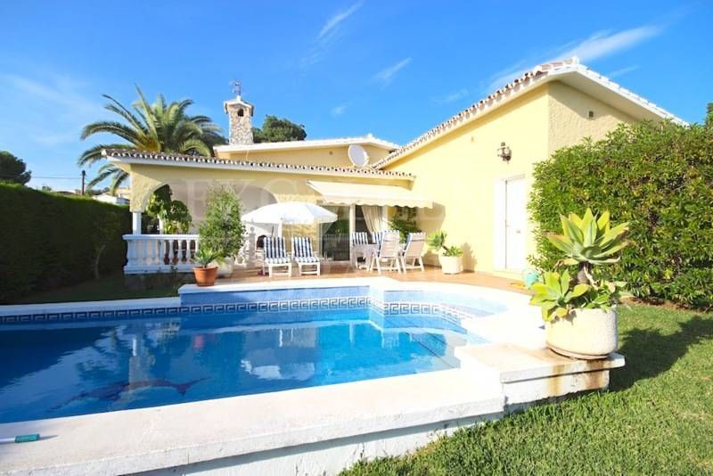 Elviria, Ost Marbella, schöne Villa zum Verkauf in Laufweite zum Strand