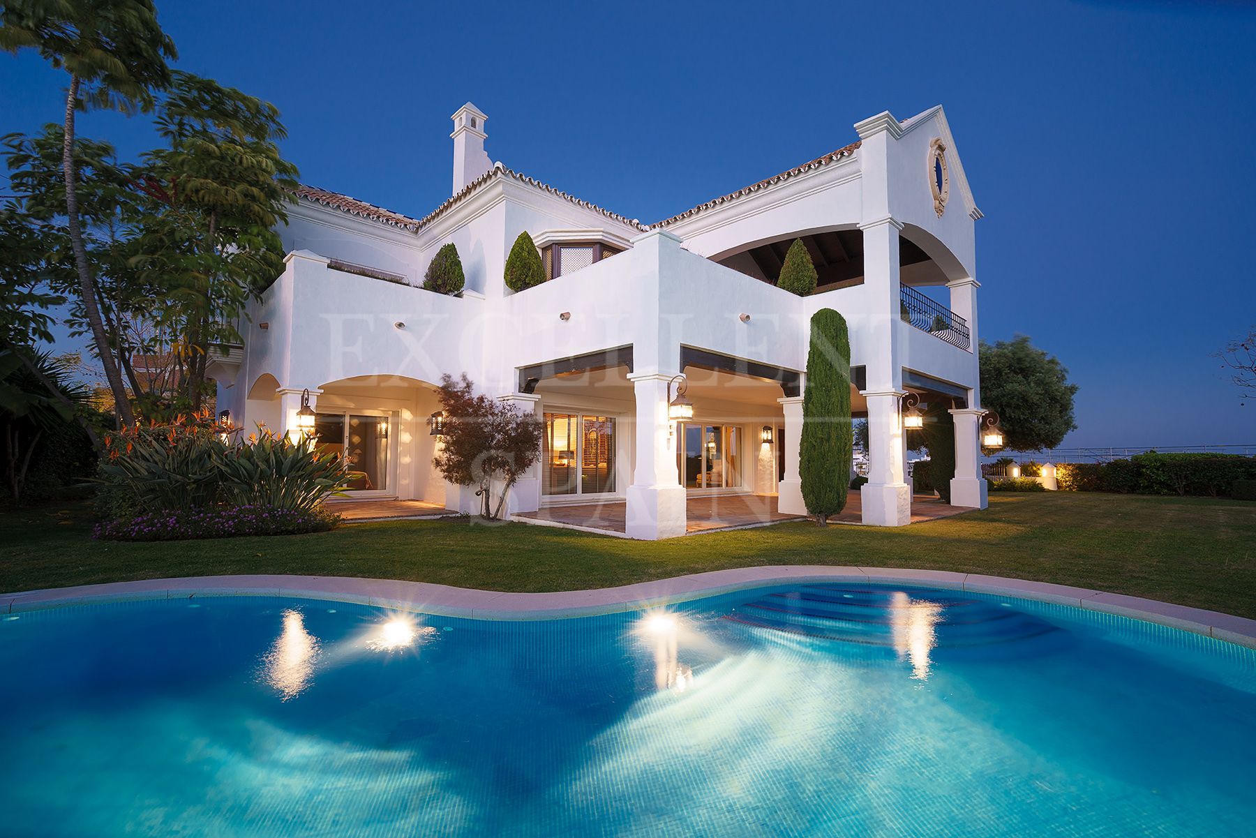 Neue Villa in La Alqueria, Benahavis mit Panorama-Meerblick