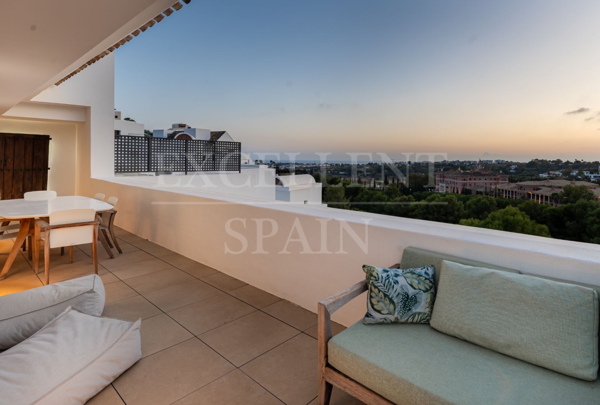 Luxury Duplex Penthouse with Panoramic Sea Views in Tee 5, Los Flamingos Golf Resort, Benahavís