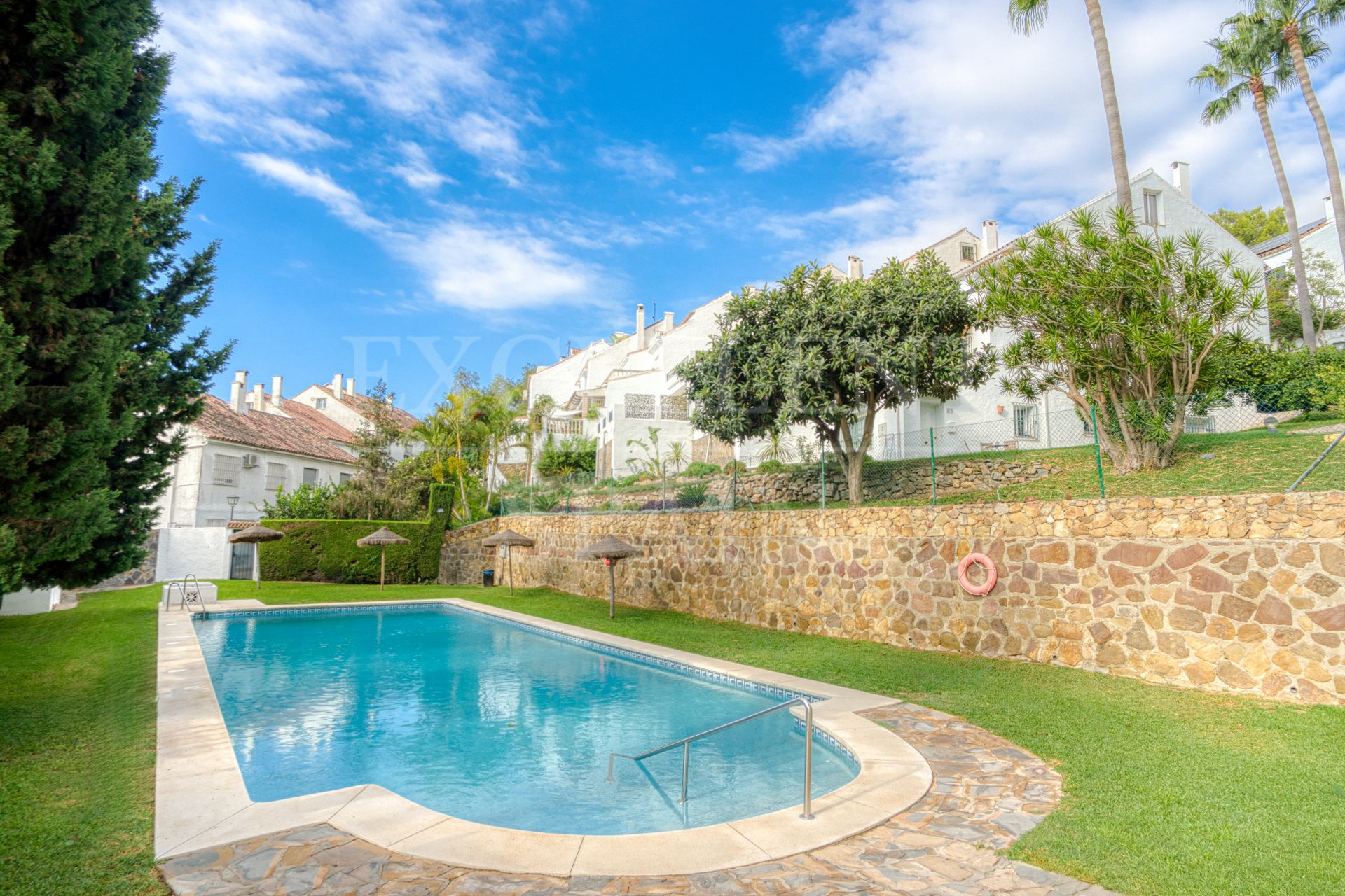 South-Facing Townhouse for Sale in El Capricho, Marbella Golden Mile – Renovation Opportunity