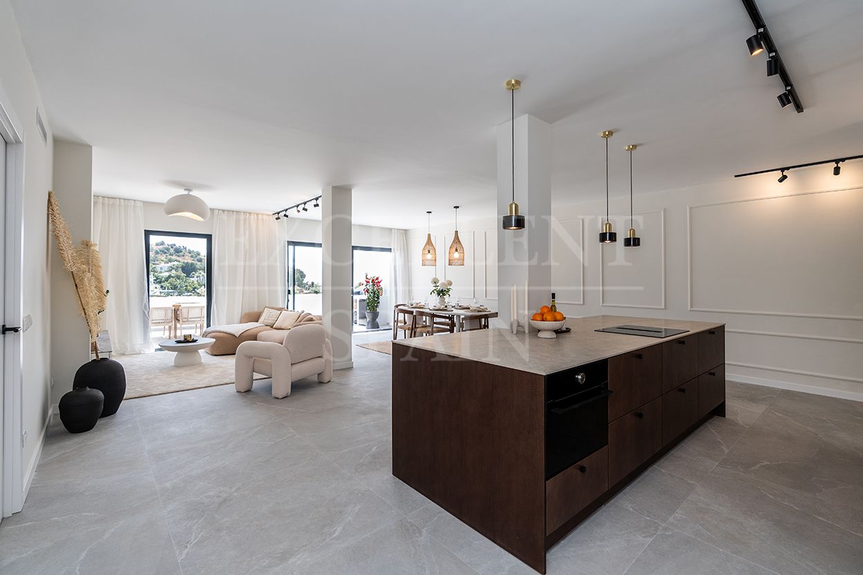 Volledig gerenoveerd appartement met 3 slaapkamers en uitzicht op zee en golfbaan in La Quinta, Benahavís