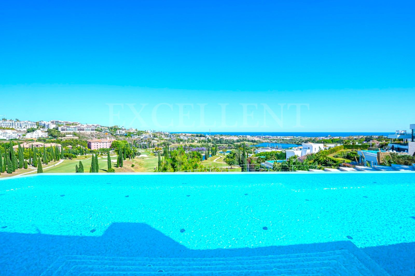 Роскошная вилла на первой линии побережья в Лос-Фламингос, Бенахавис – панорамный вид на море, горы и поле для гольфа