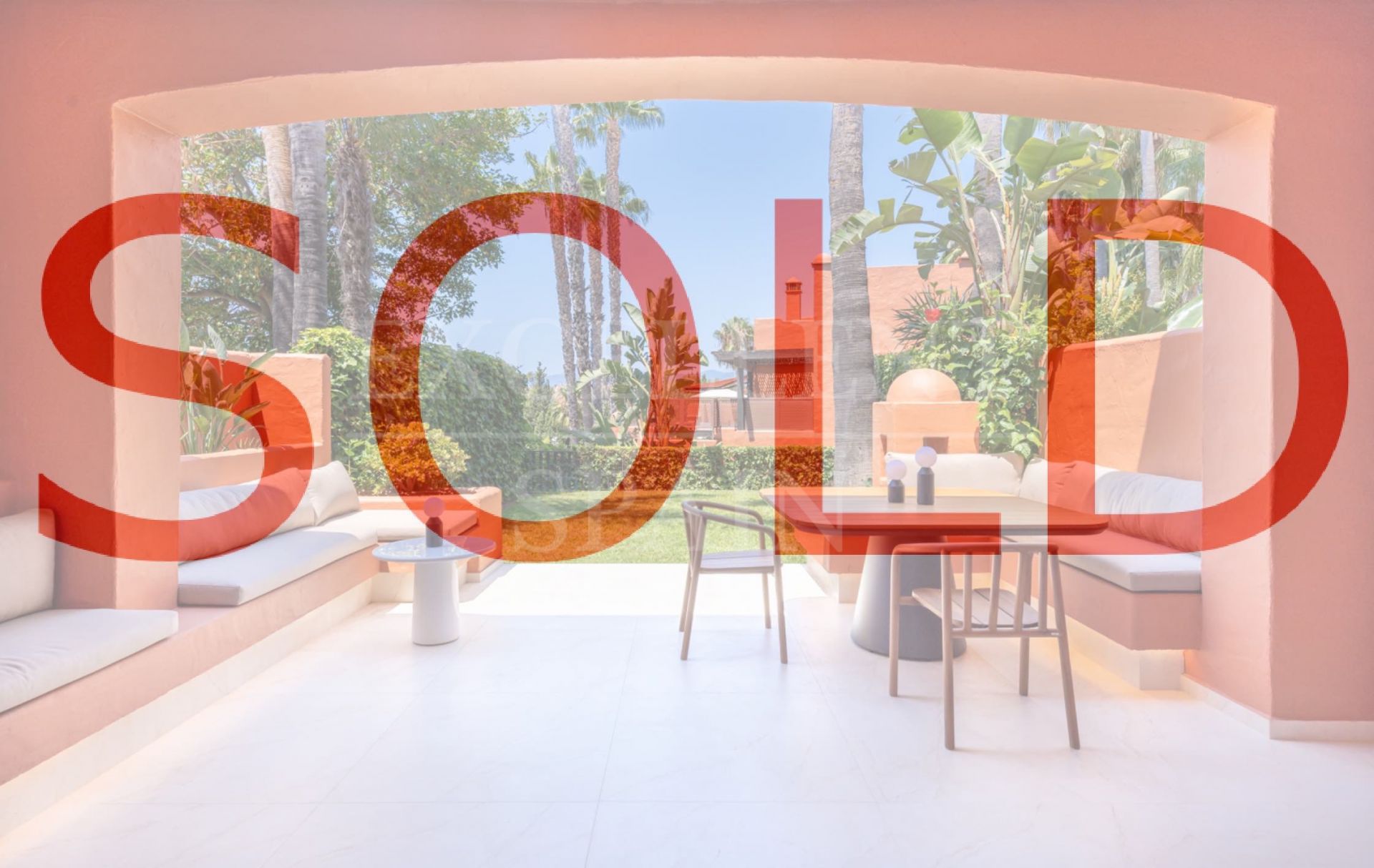 Lujosa casa adosada completamente renovada en venta en Altos de Puente Romano, Milla de Oro de Marbella