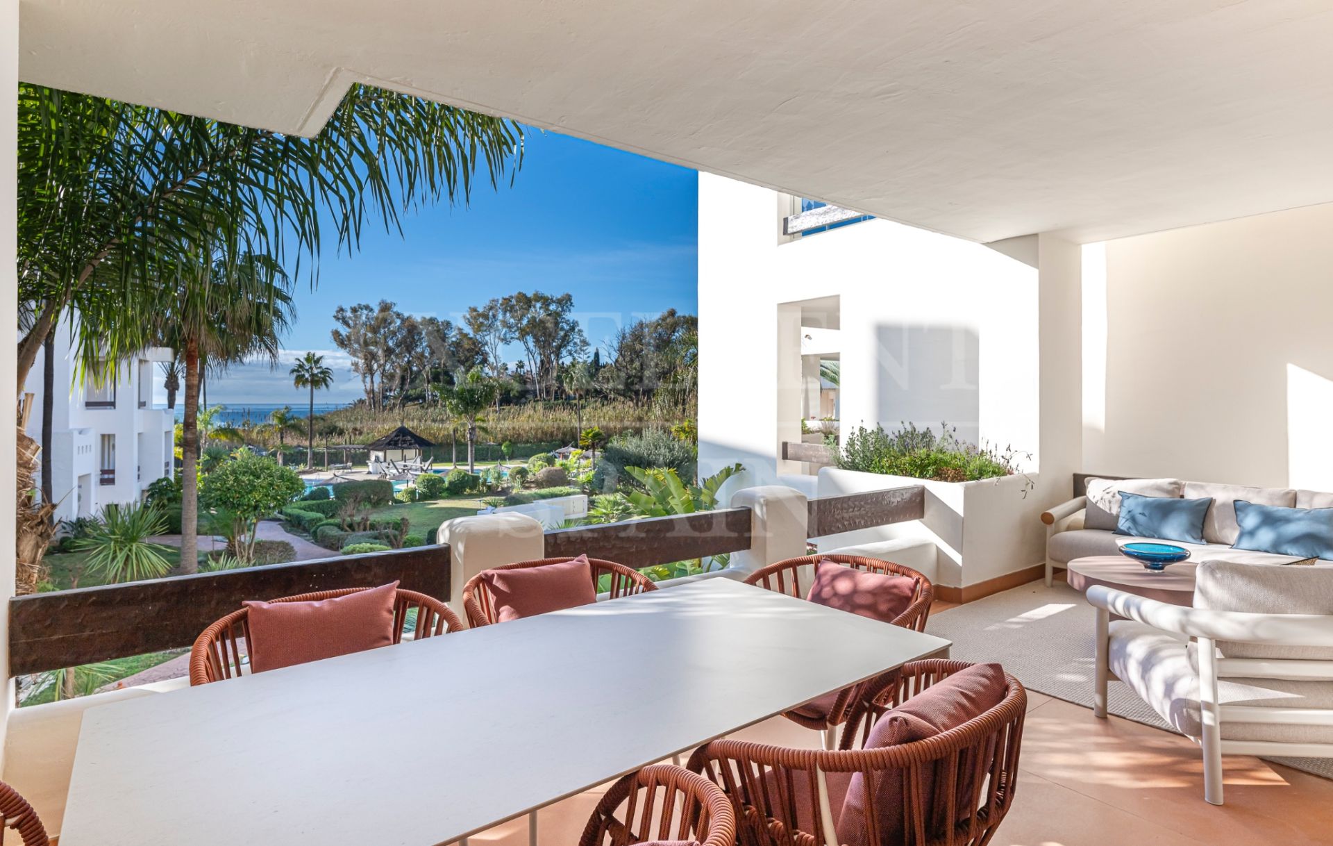 Bahía del Velerín, Estepona, Komplett renovierte Wohnung mit Meerblick zu verkaufen