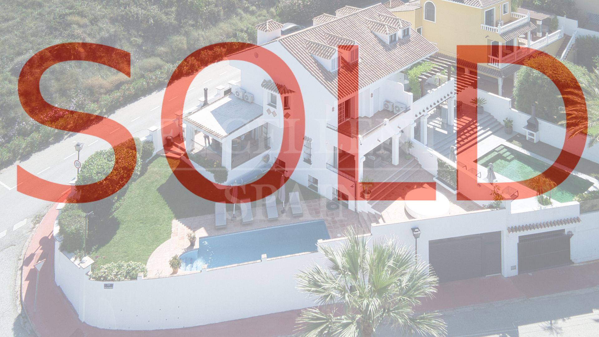 Gerenoveerde semi-vrijstaande villa te koop in Nueva Andalucia, Marbella met uitzicht op zee