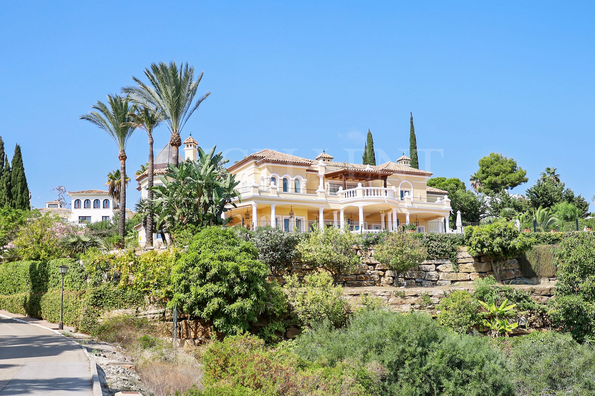 For sale in Paraiso Alto, Benahavis, very spacious, traditional style villa with spectacular sea views