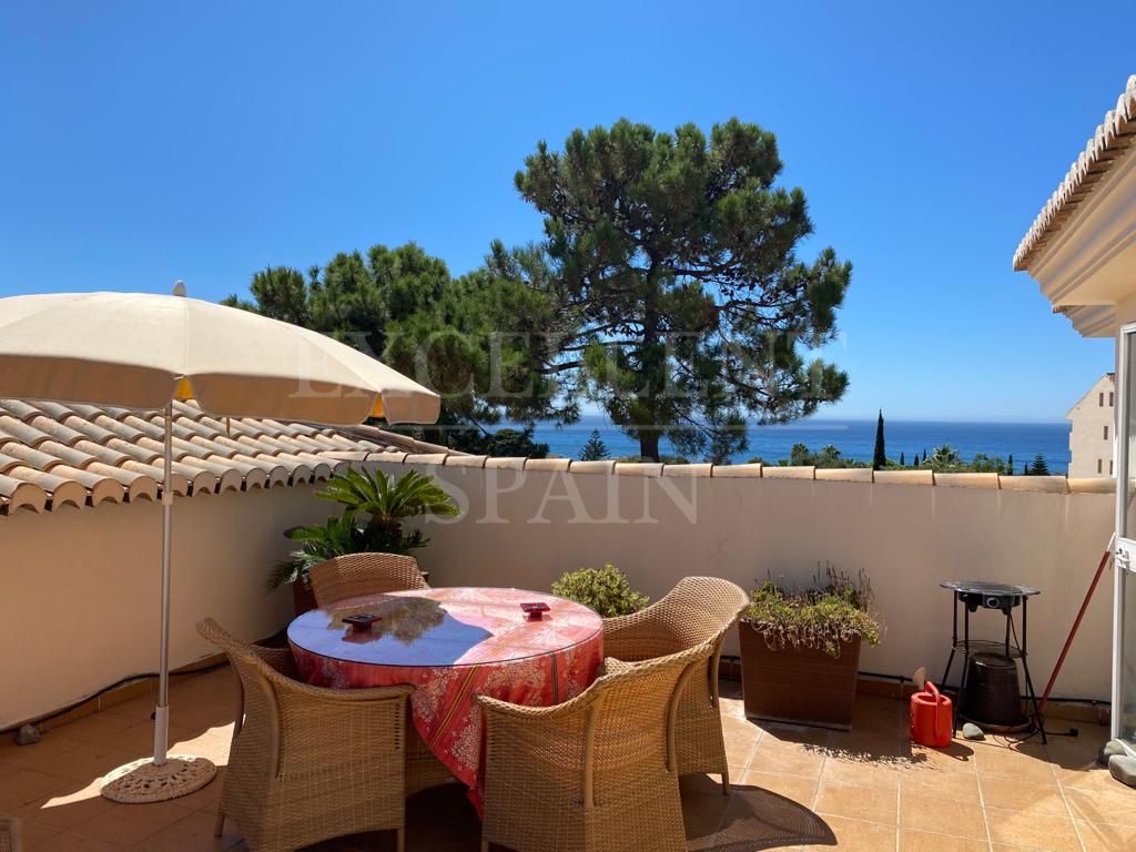 Marbesa, Marbella Este, ático cerca de la playa con vistas panorámicas al mar en venta