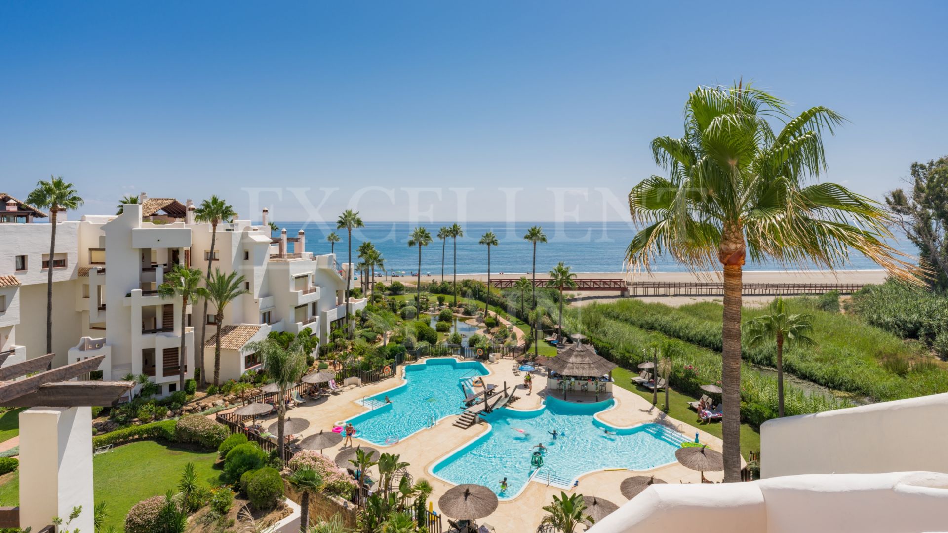 Luxuriöses Penthouse am Strand in Bahia de Velerin, Estepona, mit atemberaubendem Meerblick