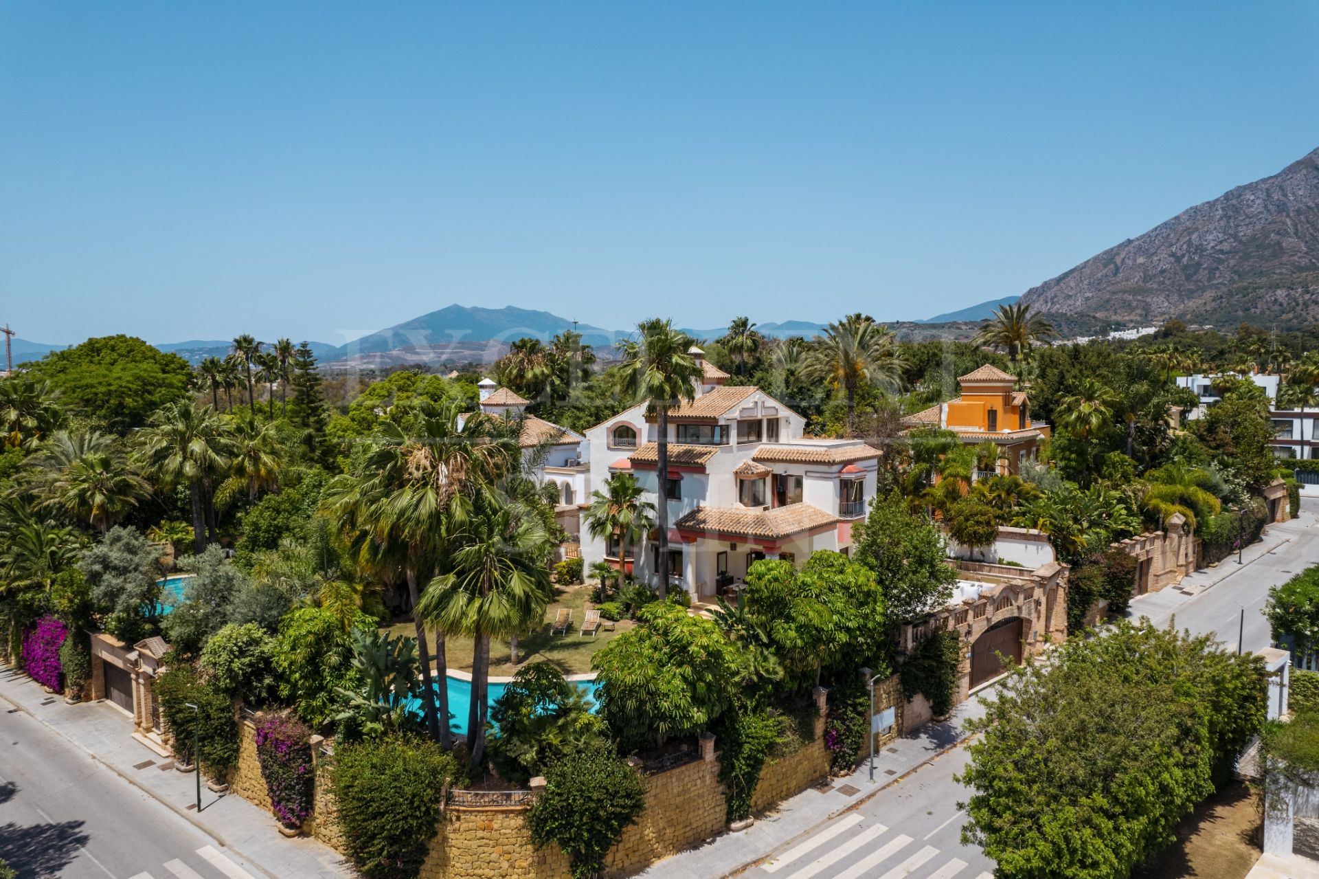 Casa Ana - Villa mediterránea con vistas parciales al mar en Altos de Puente Romano, Marbella, Milla de Oro