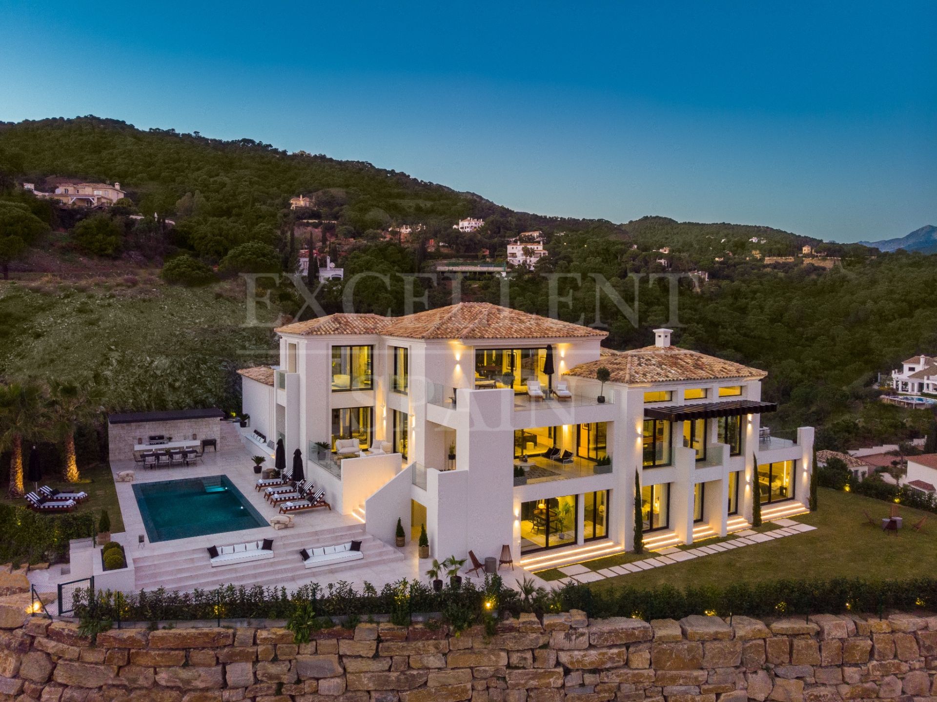 Exquisita villa de 5 dormitorios con vistas panorámicas al mar en El Madroñal, Benahavis