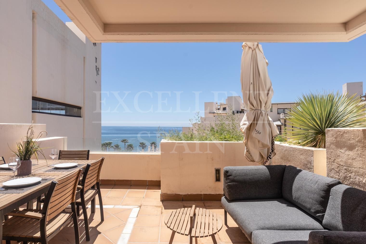 Wunderschönes Penthouse mit Meerblick in Bahia de la Plata, Estepona zu verkaufen