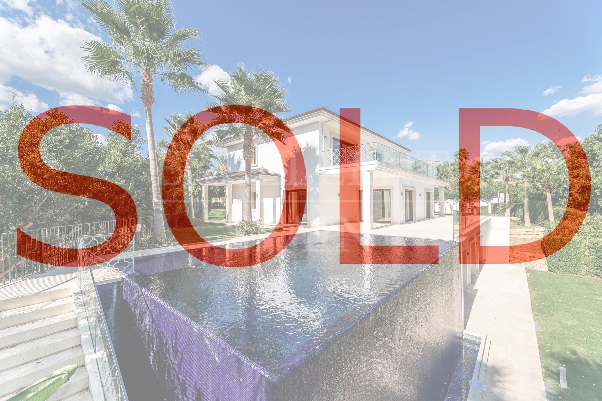 Роскошная вилла в Новой Андалусии для любителей автомобилей: гольф-клуб Los Naranjos на первой линии с гаражом на 10 автомобилей