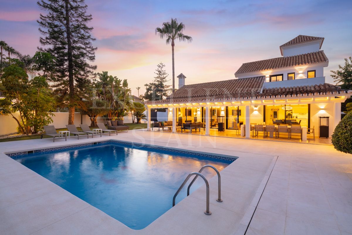 Villa te koop in Parcelas del Golf, Nueva Andalucia
