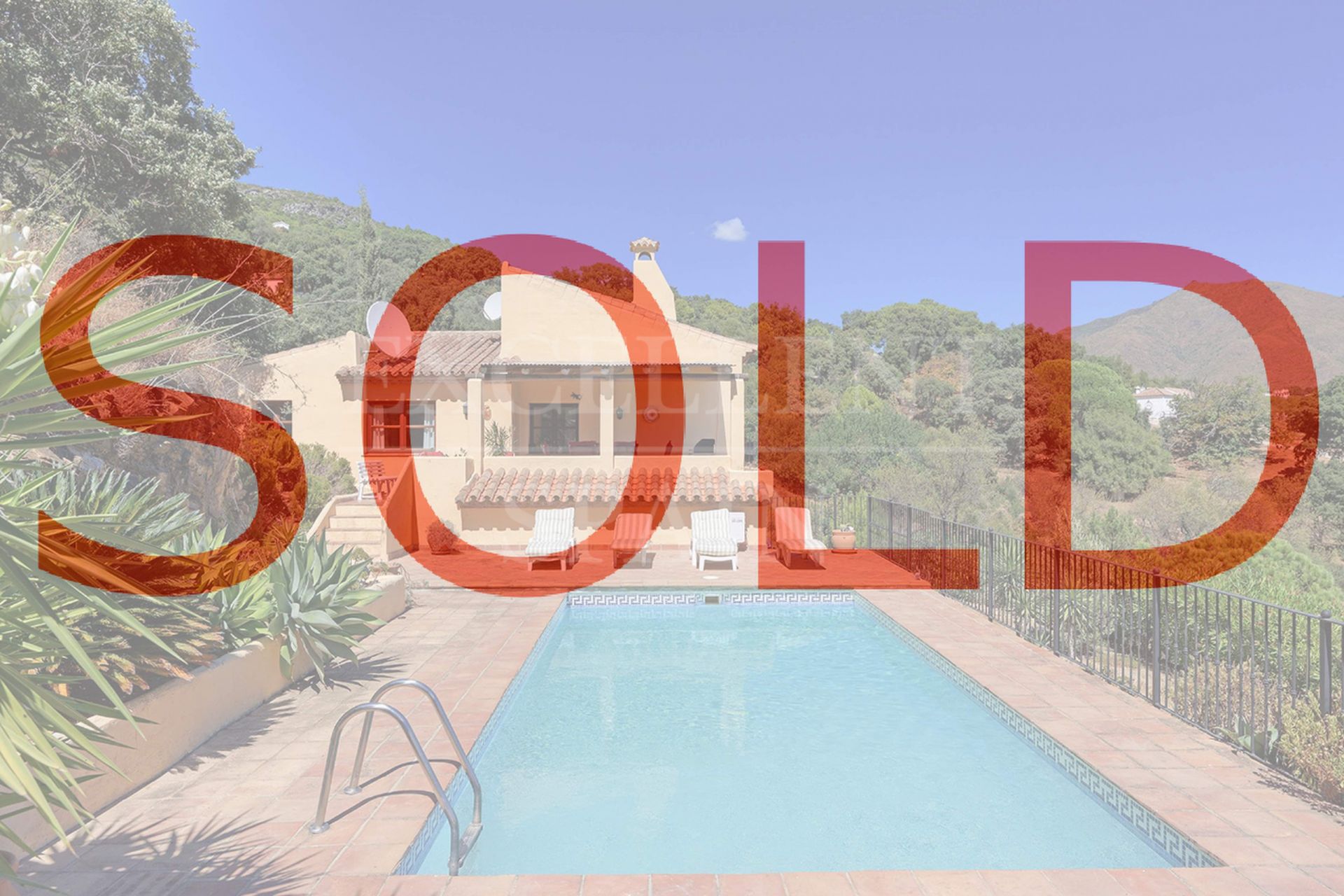 Продажа загородной недвижимости с панорамным видом на горы в Касаресе