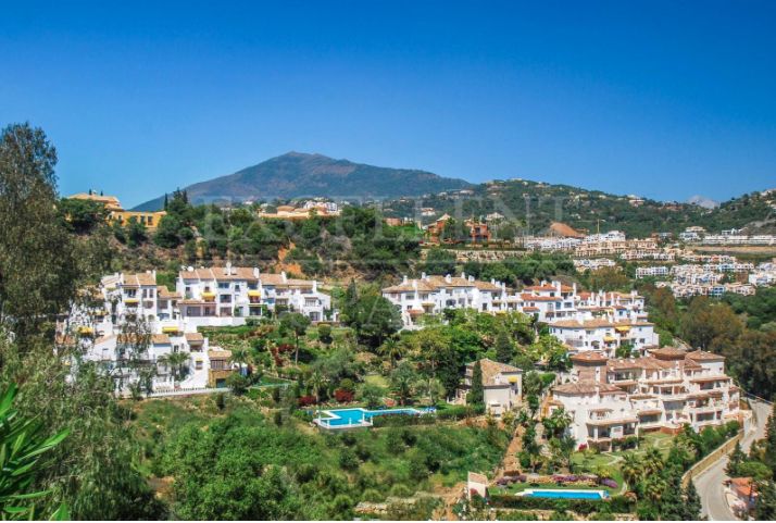 Apartment in Puerto del Almendro, Benahavis