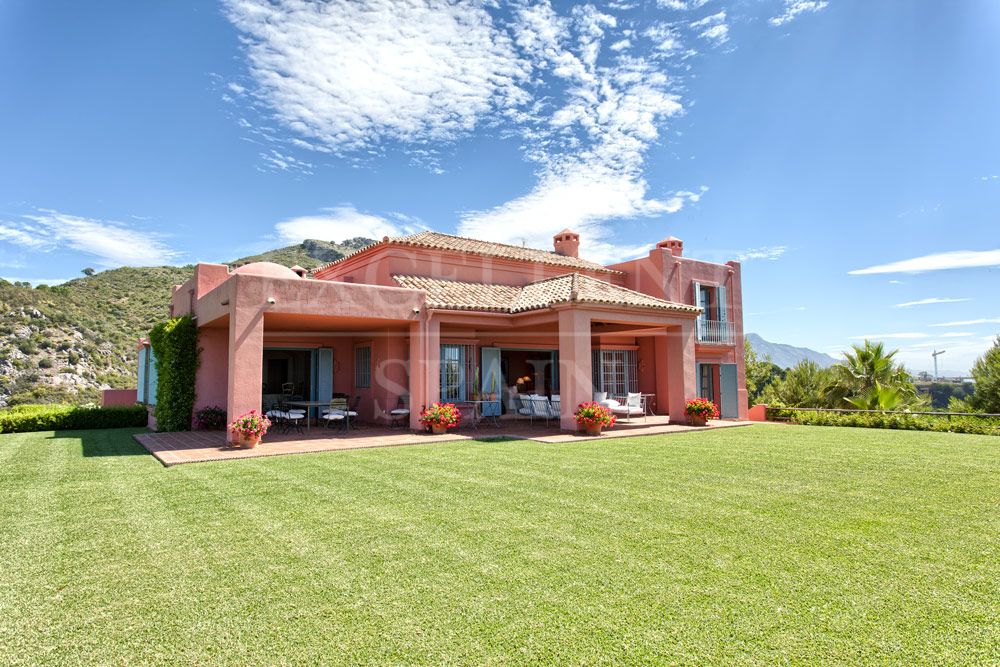 Marbella Club Golf Resort, Benahavis, villa met 360 graden uitzicht naar zee en de bergen