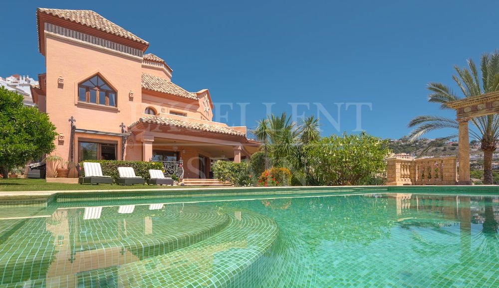 Los Arqueros, Benahavis, Costa del Sol, villa en primera línea de golf a la venta