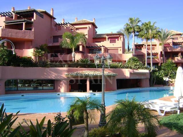 Estepona, Menara Beach, Costa del Sol, luxueus appartement te koop