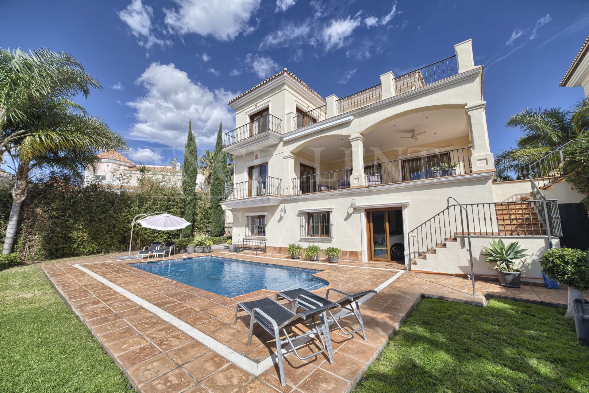 Preciosa villa con ascensor a la venta en La Alquería, Benahavis