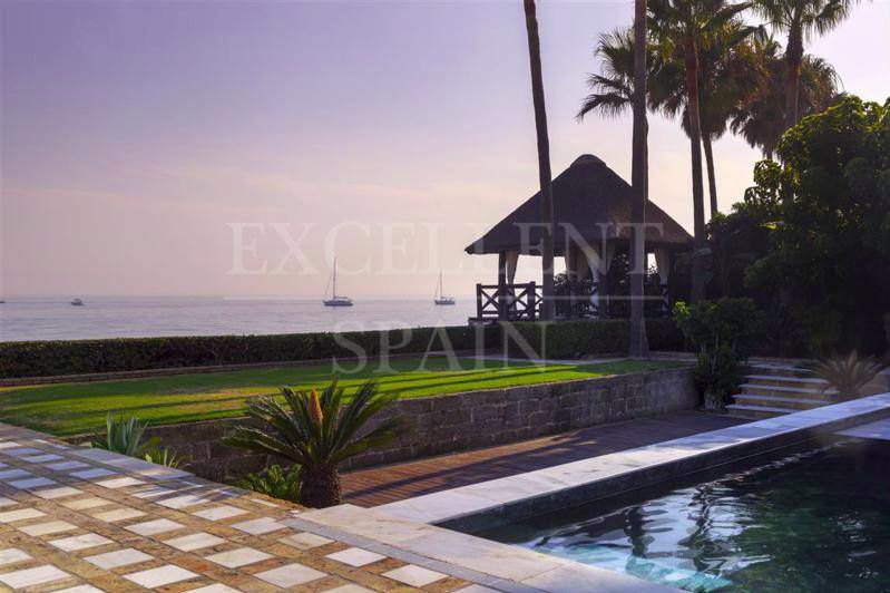 Los Monteros Playa, Marbella East, fantastische villa direct aan het strand te koop