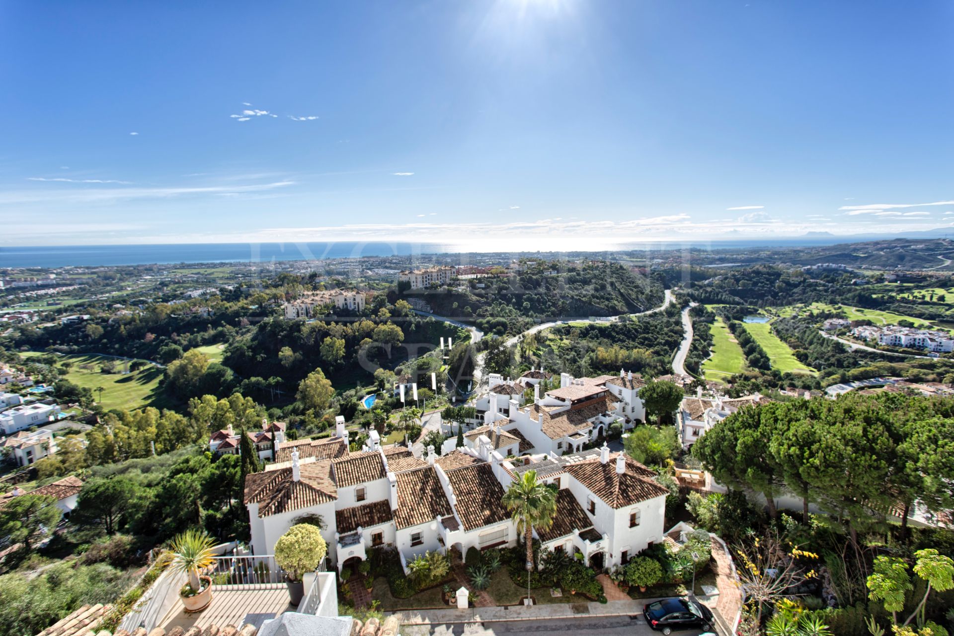 Las Colinas de la Heredia, Benahavis, ruim penthouse met panoramisch zeezicht te koop