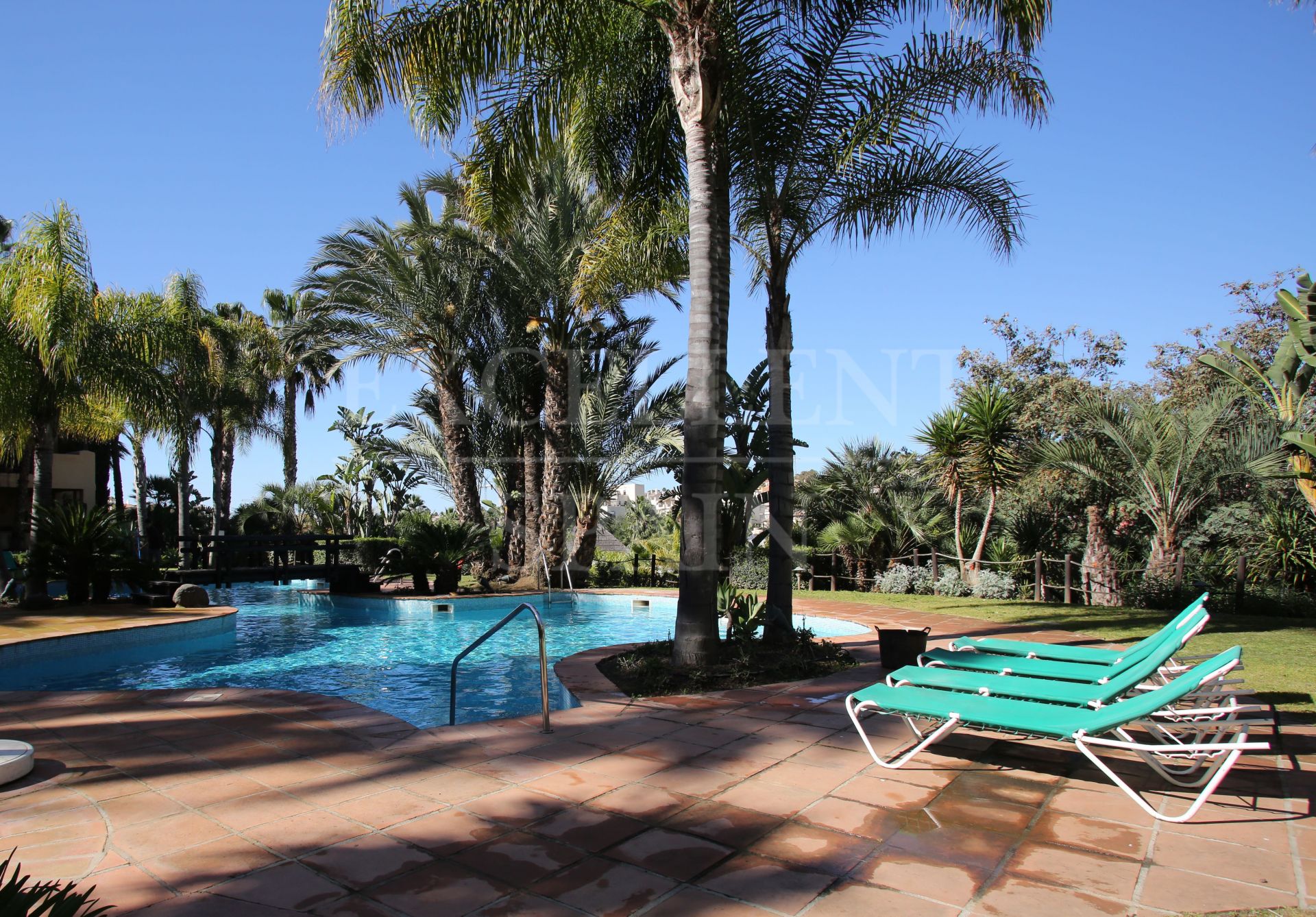 Erdgeschosswohnung in El Campanario, Estepona