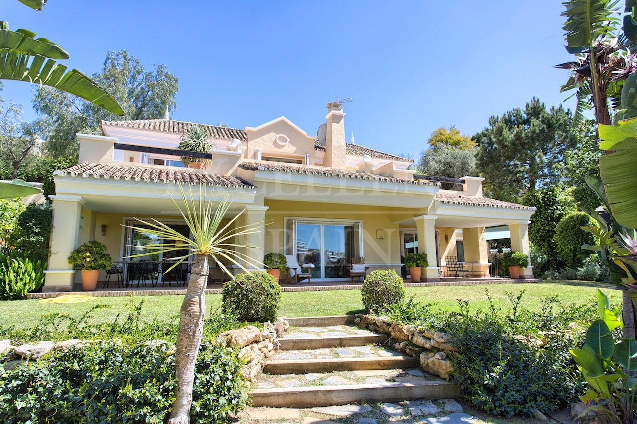 Villa in Puerto del Almendro, Benahavis