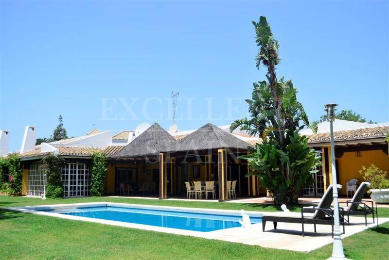 Guadalmina Baja, Costa del Sol, ruime villa te koop op slechts 30 meter van het strand