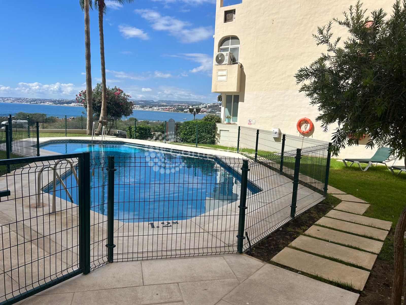 Apartamento Planta Baja en Playa del Cristo, Estepona