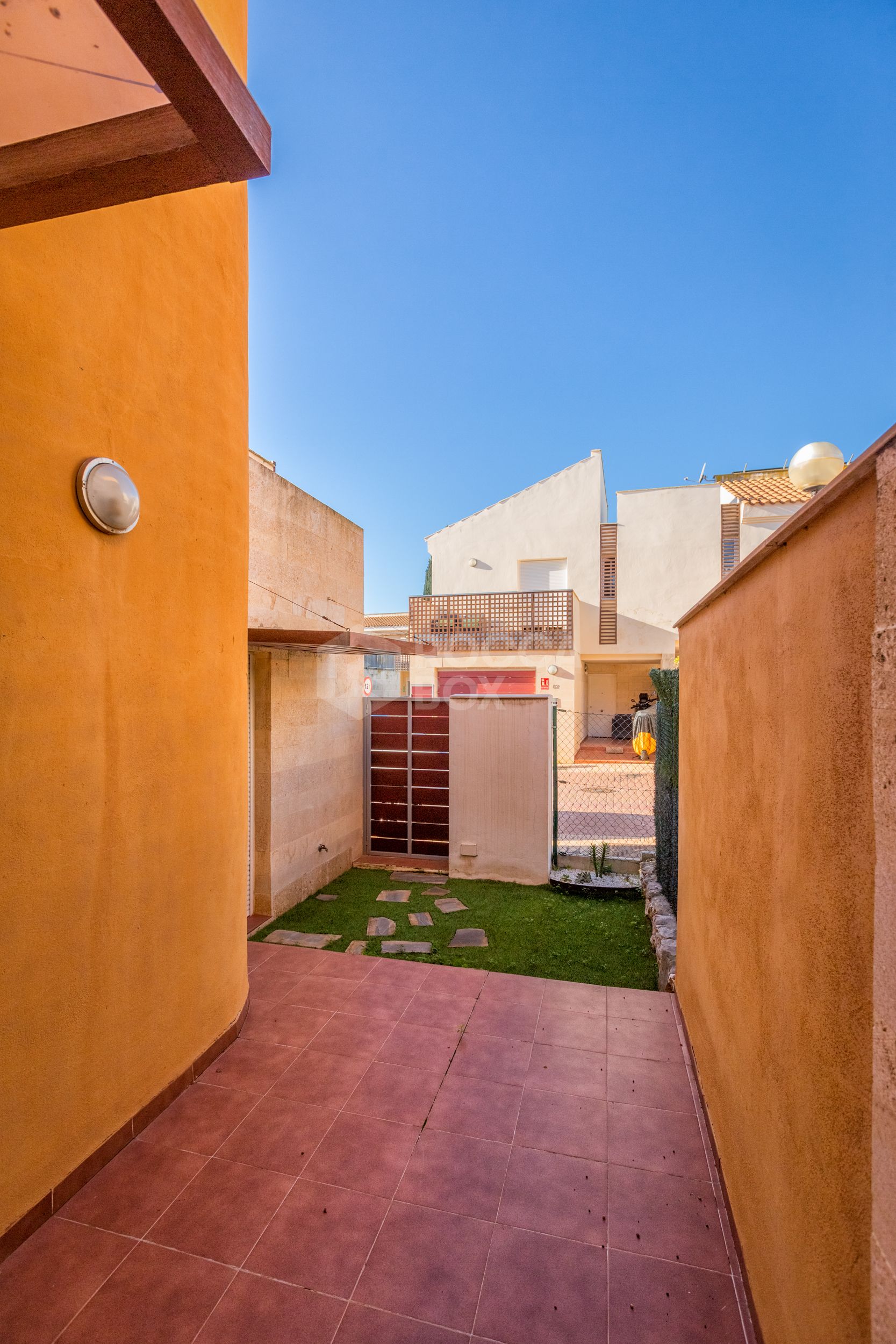 Fantastic LOW PRICE SEMI-DETACHED HOUSE!