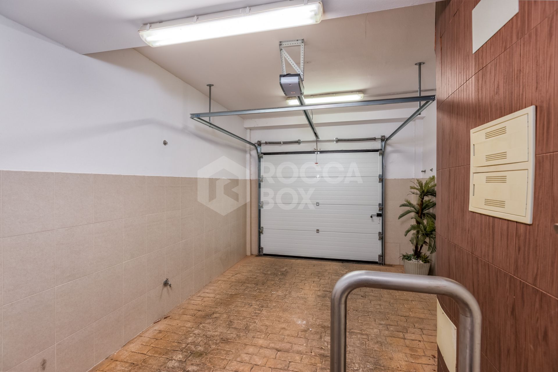 Fantastic LOW PRICE SEMI-DETACHED HOUSE!