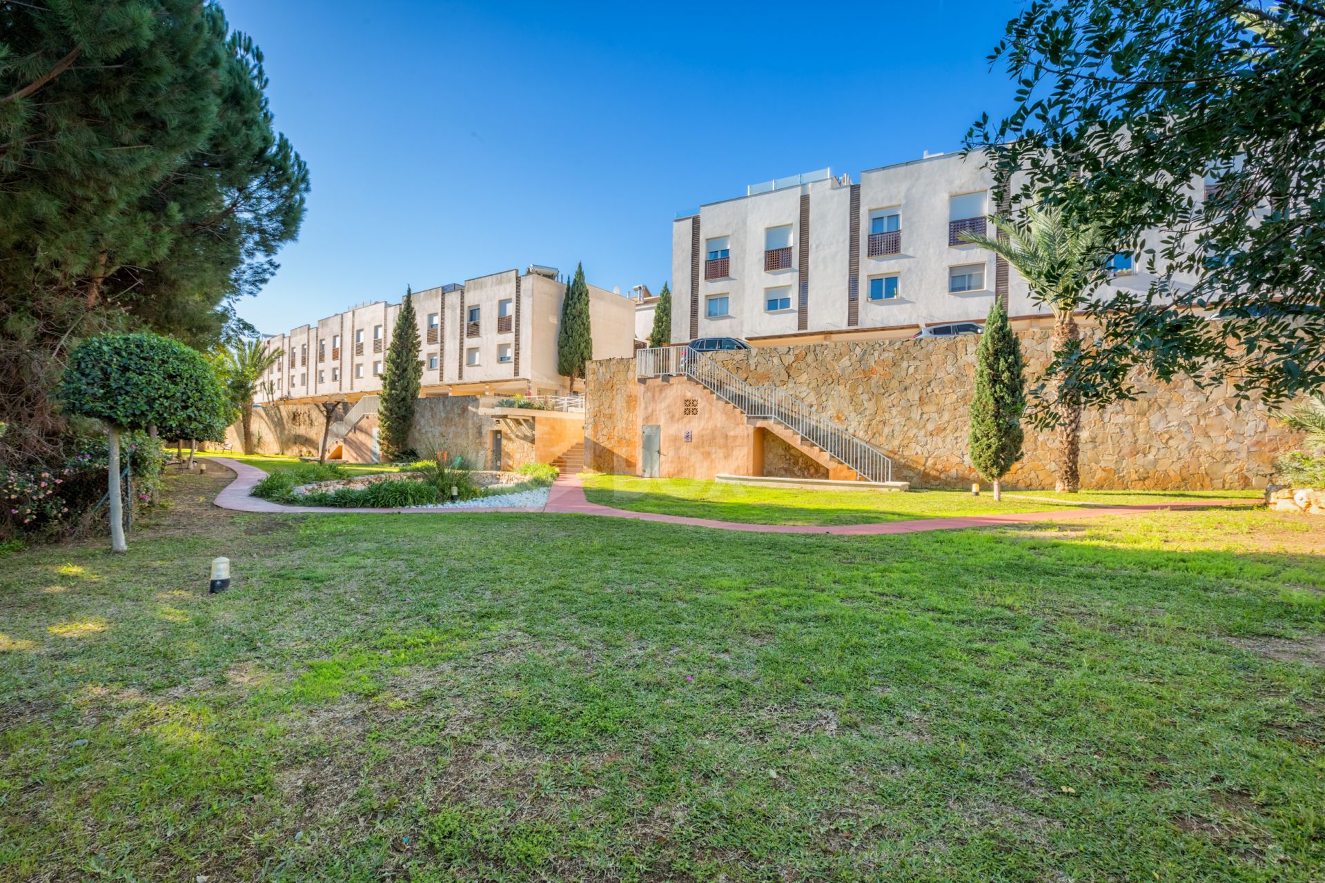Fantastic LOW PRICE SEMI-DETACHED HOUSE!