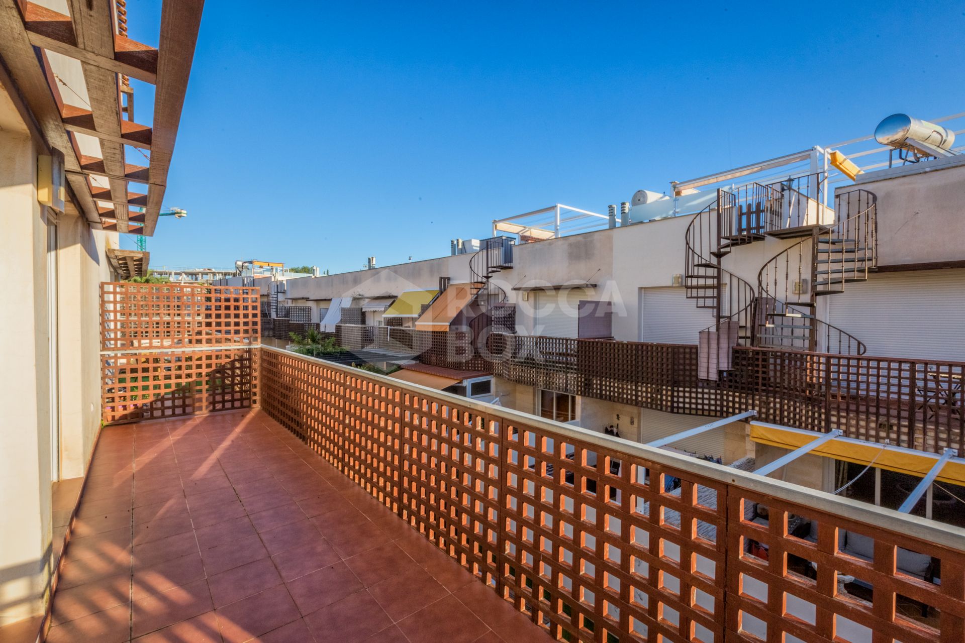 Fantastic LOW PRICE SEMI-DETACHED HOUSE!