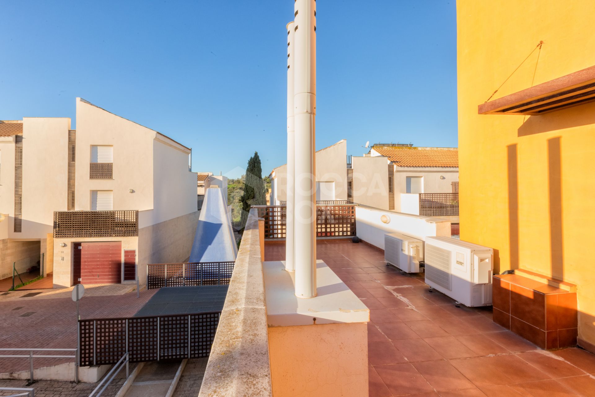 Fantastic LOW PRICE SEMI-DETACHED HOUSE!