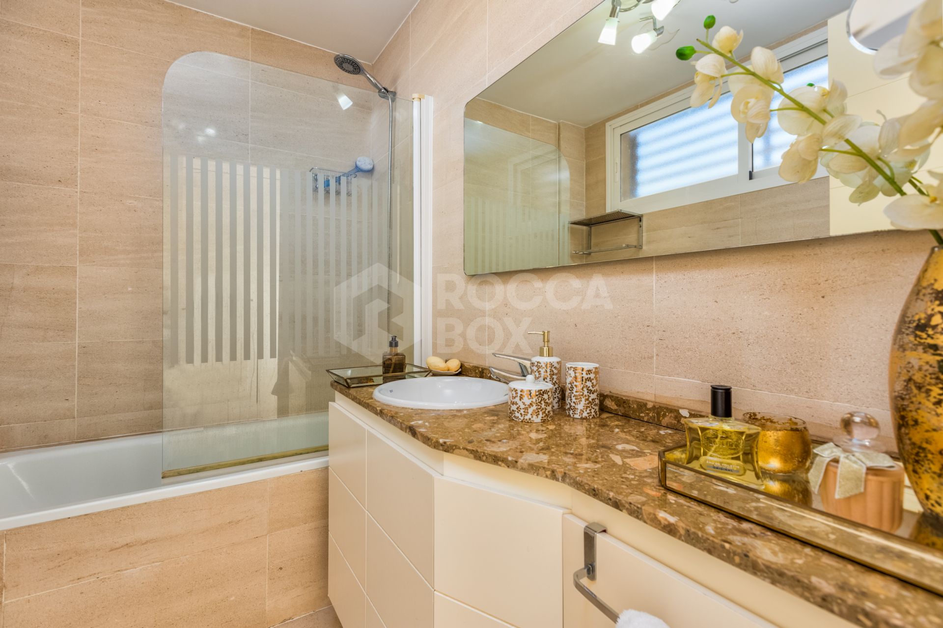 Fantastic LOW PRICE SEMI-DETACHED HOUSE!
