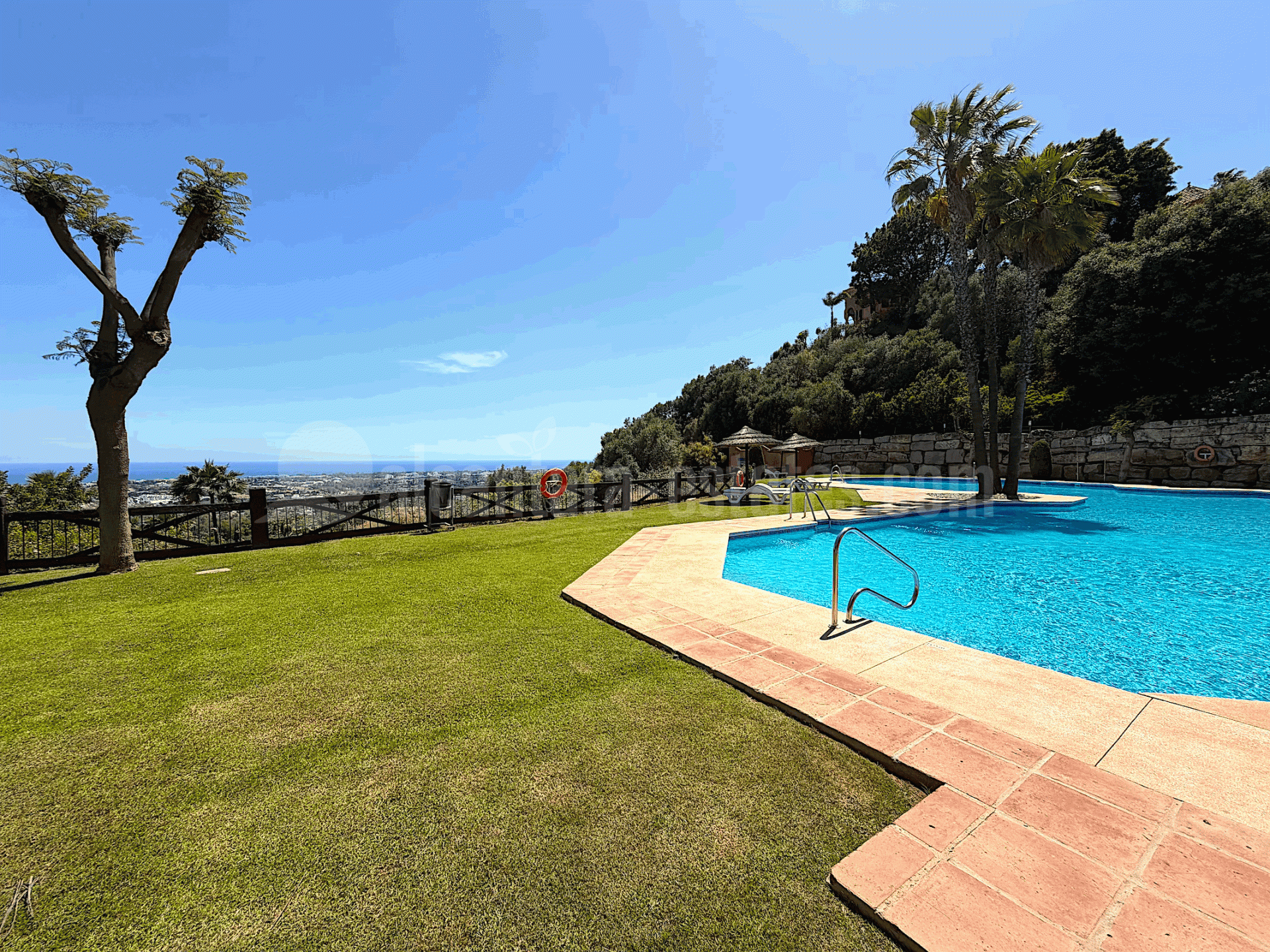 Apartamento Planta Baja en Monte Halcones, Benahavis