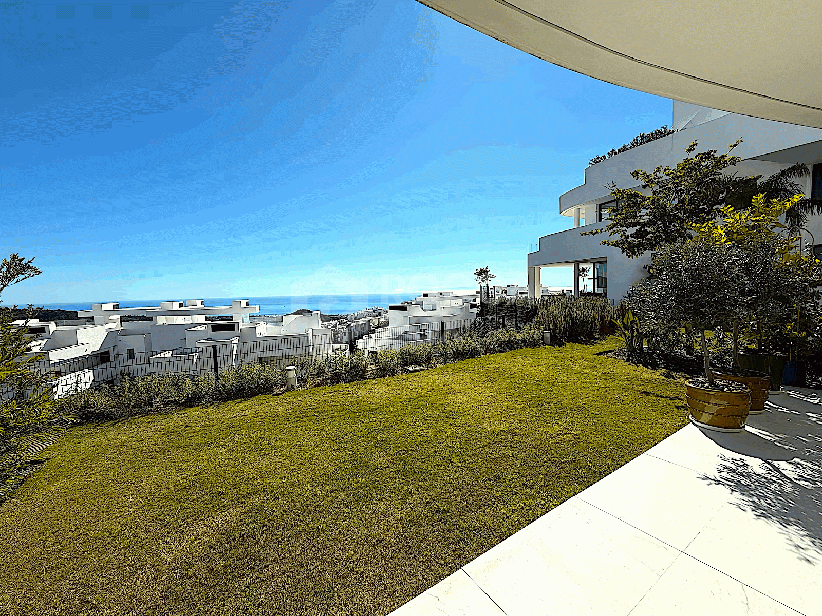 Discover this exceptional ground floor apartment located in one of Marbella’s most sought-after areas.