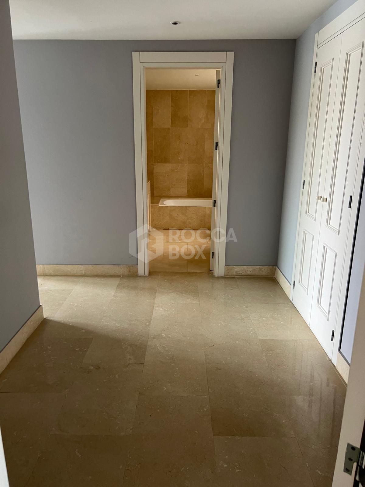 *Charming Marina Apartment with Stunning Sea Views in Sotogrande Port*