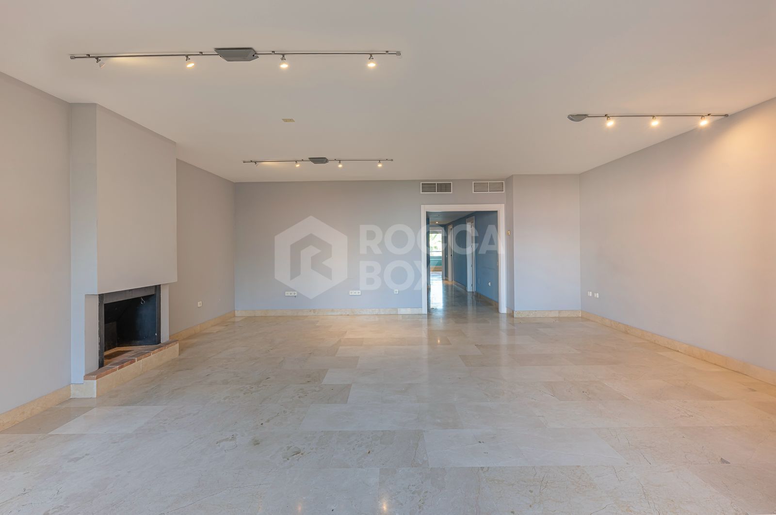 *Charming Marina Apartment with Stunning Sea Views in Sotogrande Port*