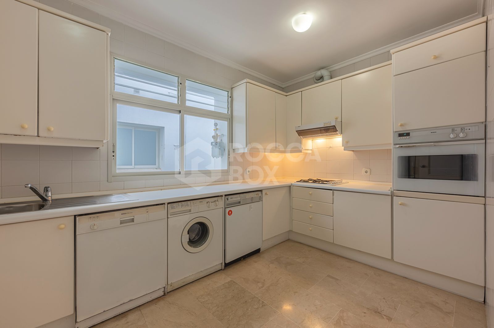 *Charming Marina Apartment with Stunning Sea Views in Sotogrande Port*