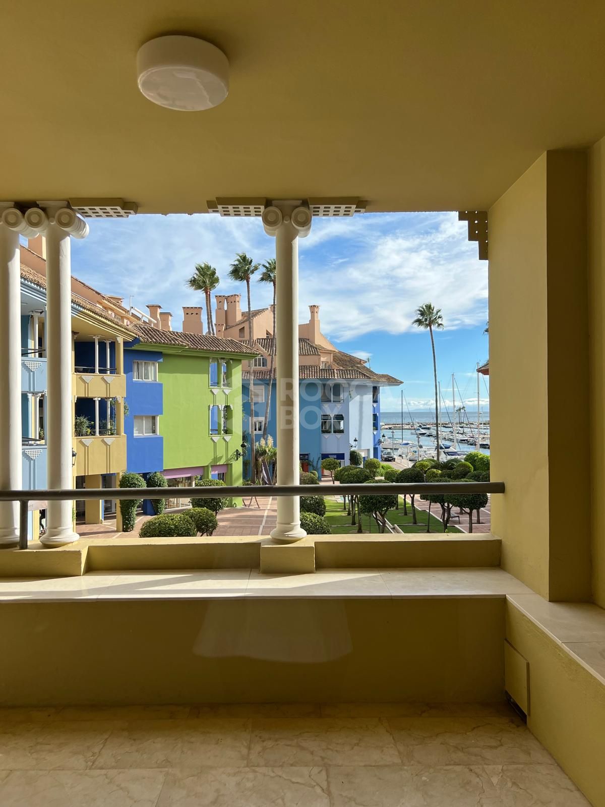 *Charming Marina Apartment with Stunning Sea Views in Sotogrande Port*