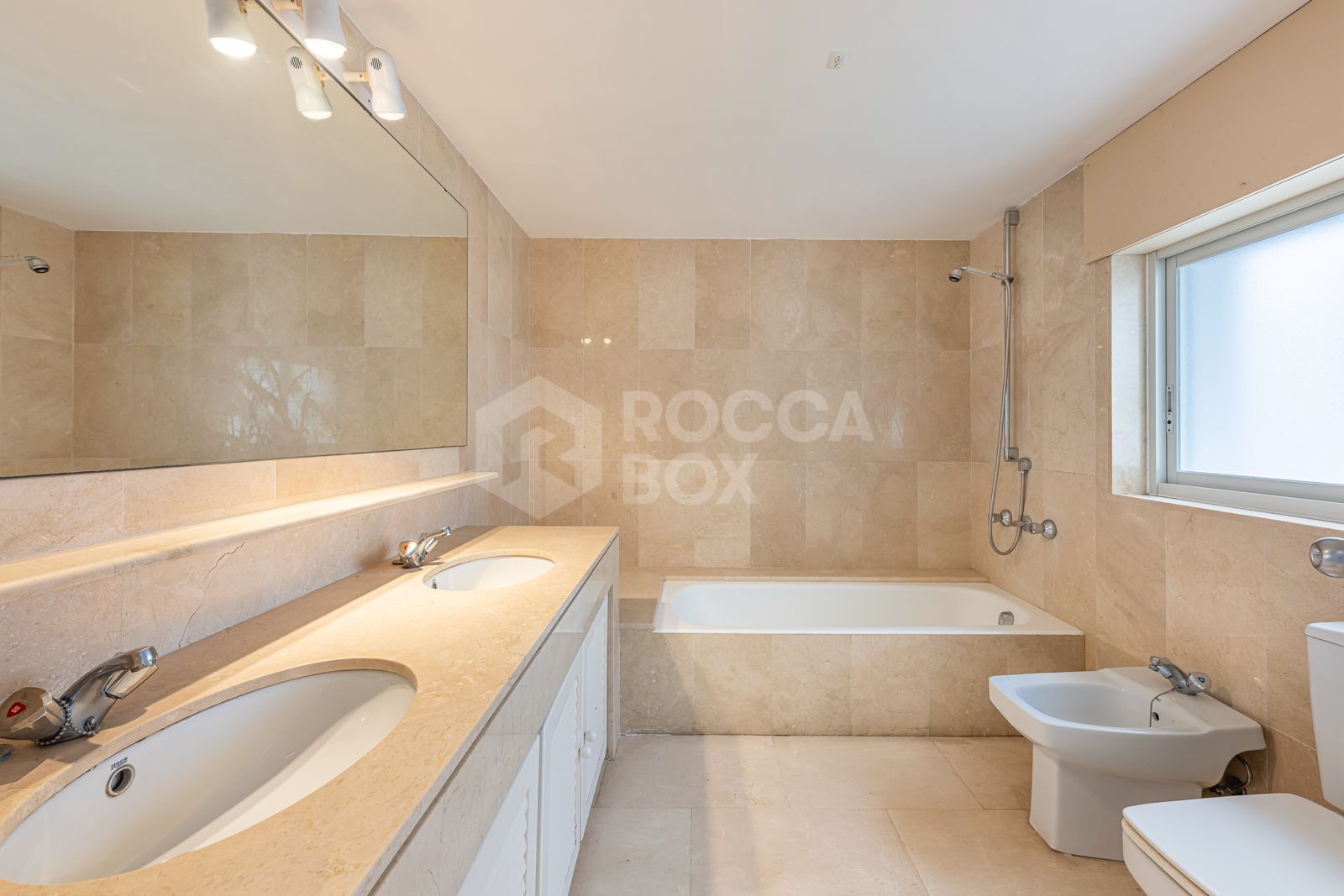 *Charming Marina Apartment with Stunning Sea Views in Sotogrande Port*