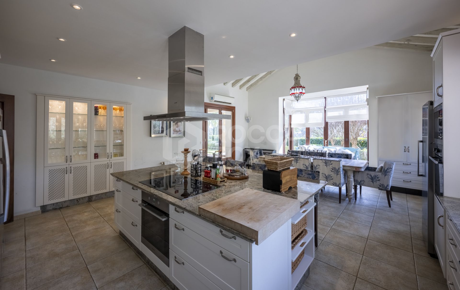 5 bedroom Expansive garden